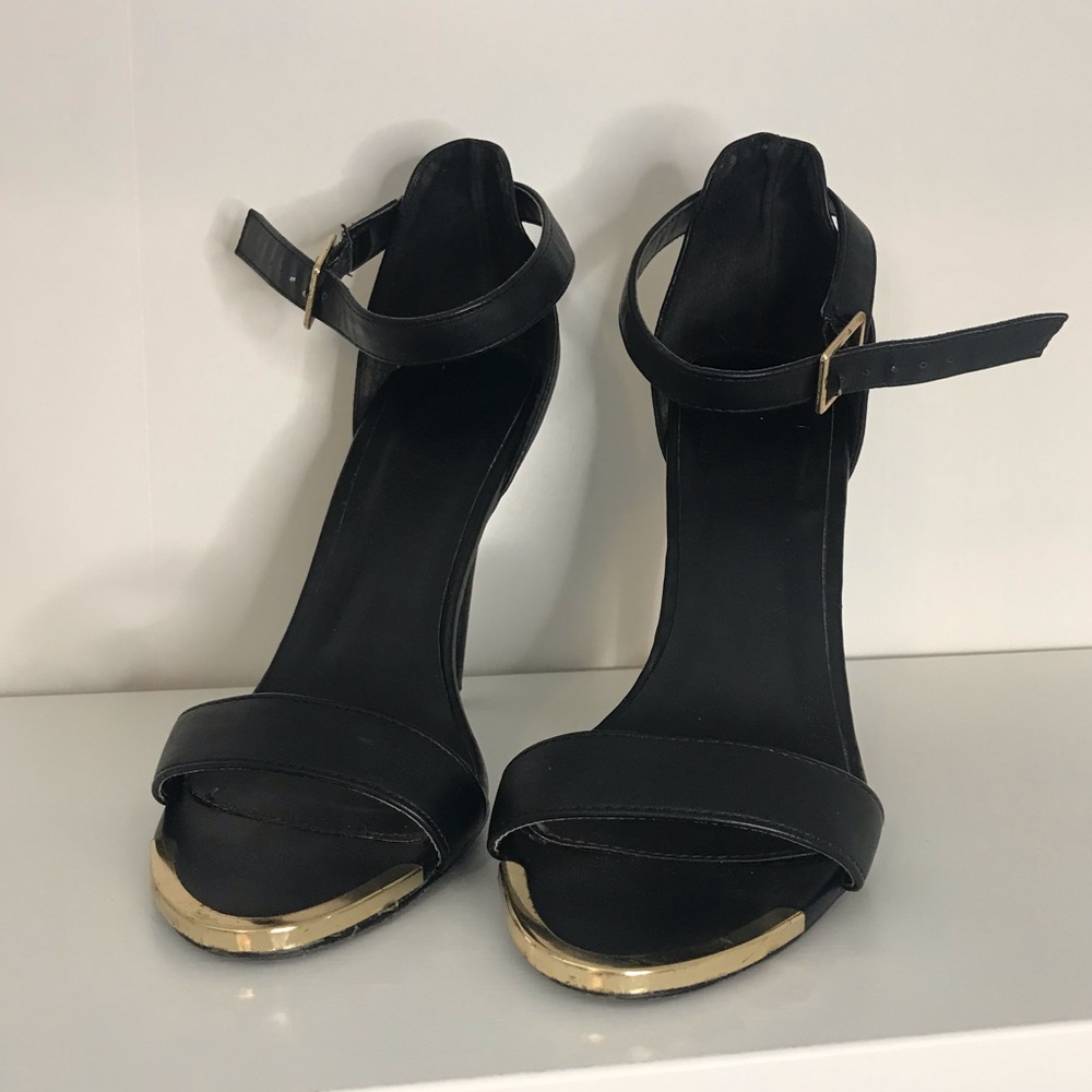 SIZE 8 BLACK SANDAL HEELS WITH GOLD